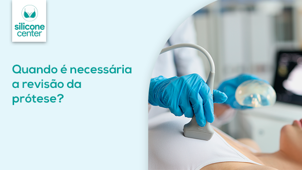 Imagem de um aparelho de ultrassom sendo passado pelos seios de uma mulher